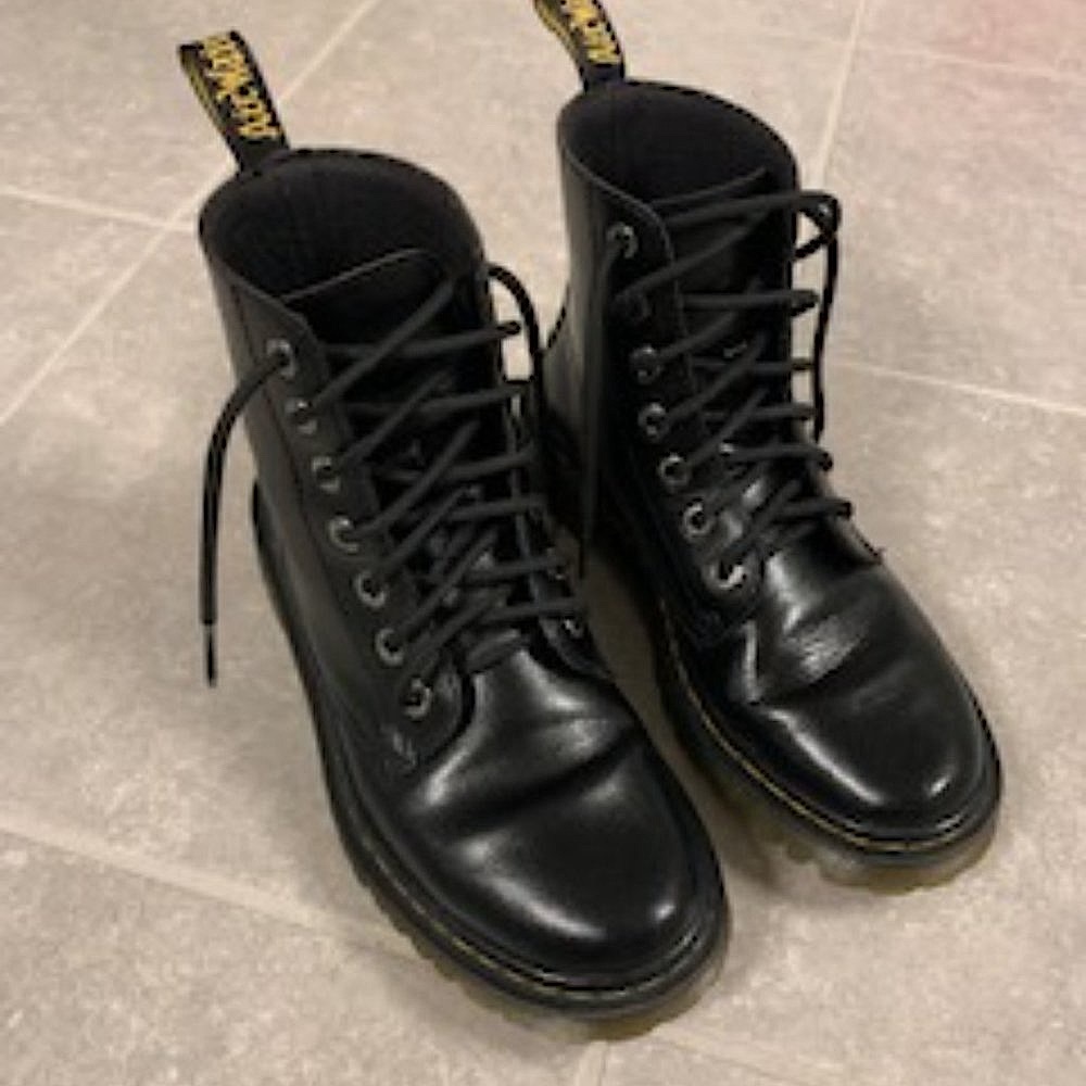 Dr. Martens Boots ✨Back to School✨Black smooth leather boots US 7 L